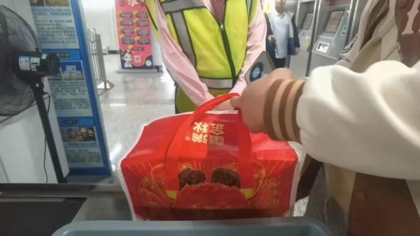 三叶草策略 活的大闸蟹不能“坐”上海地铁？一天十几人被拦下，“建议另寻出行方式”